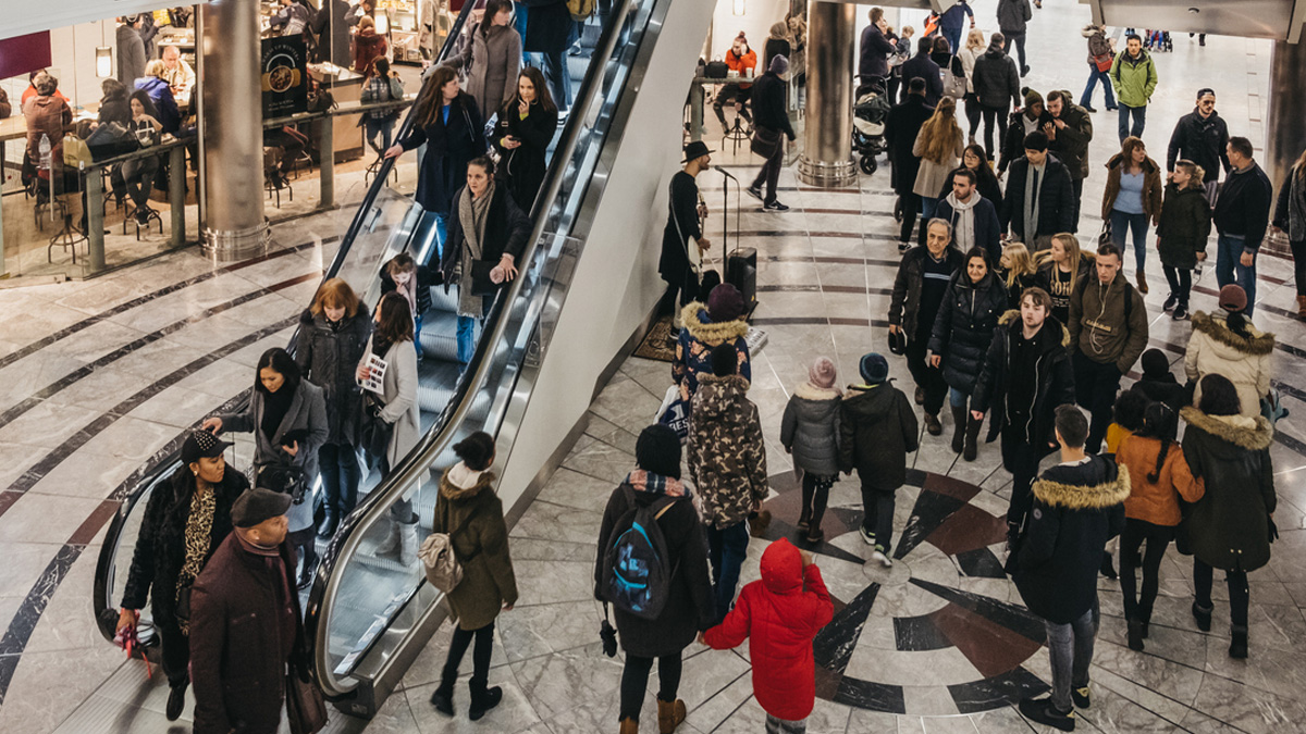 foule de personne dans un centre commercial
